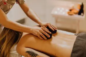 massagens com pedras quentes